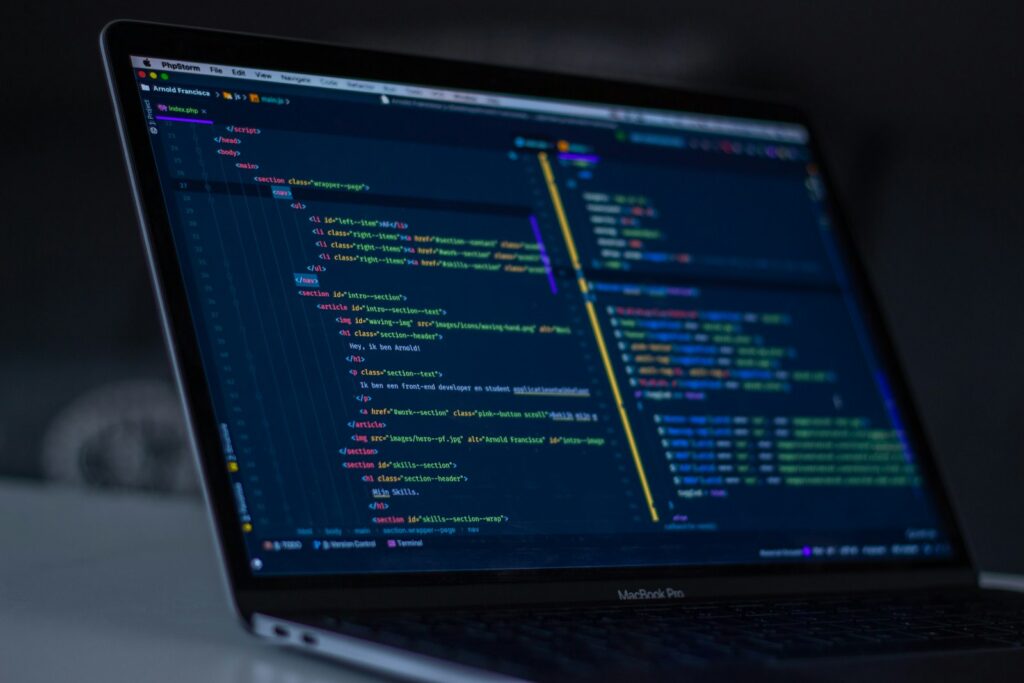 Bahasa Go untuk backend dan DevOps tooling pada layar laptop
