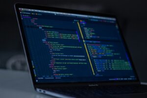 Bahasa Go untuk backend dan DevOps tooling pada layar laptop
