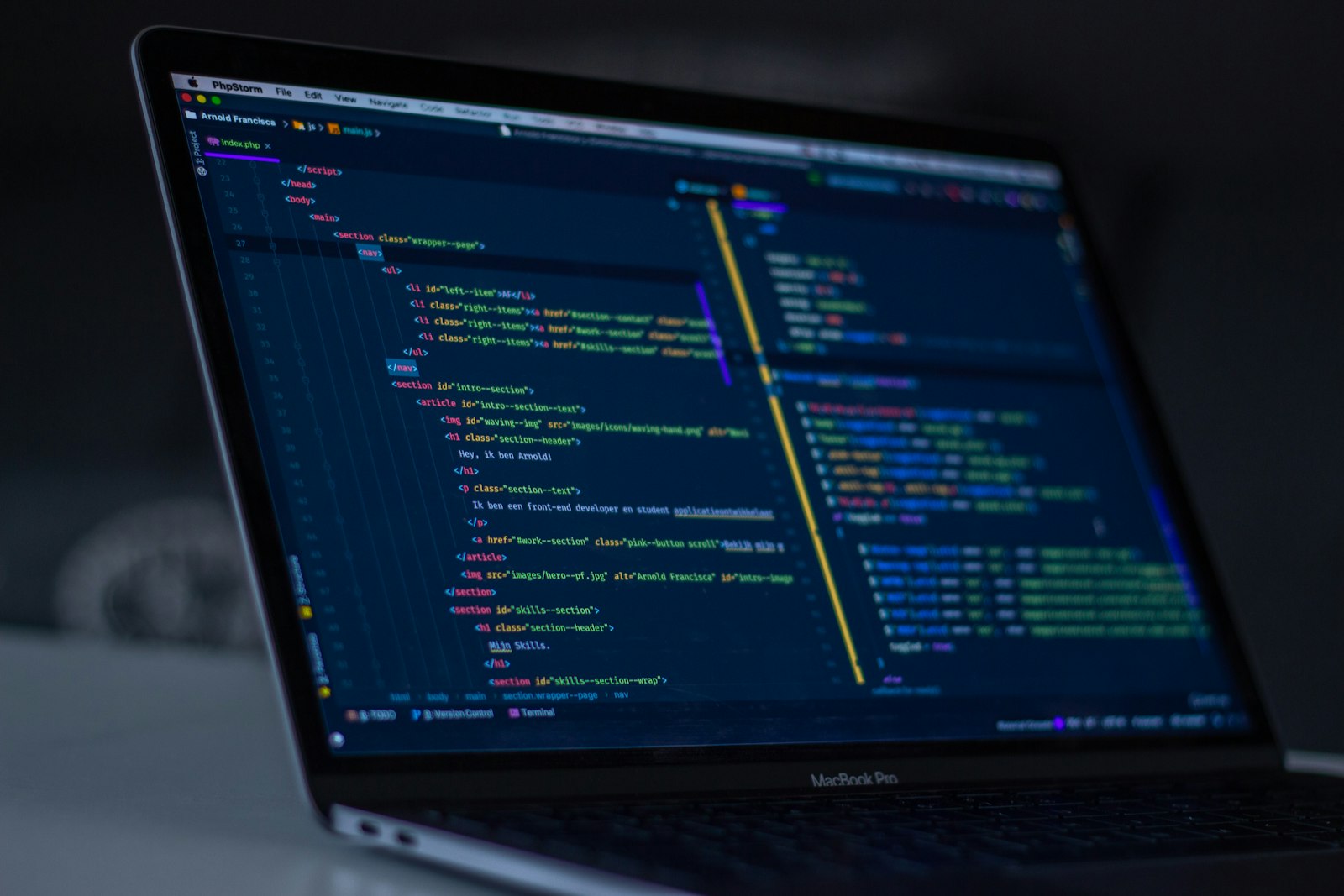 Bahasa Go untuk backend dan DevOps tooling pada layar laptop