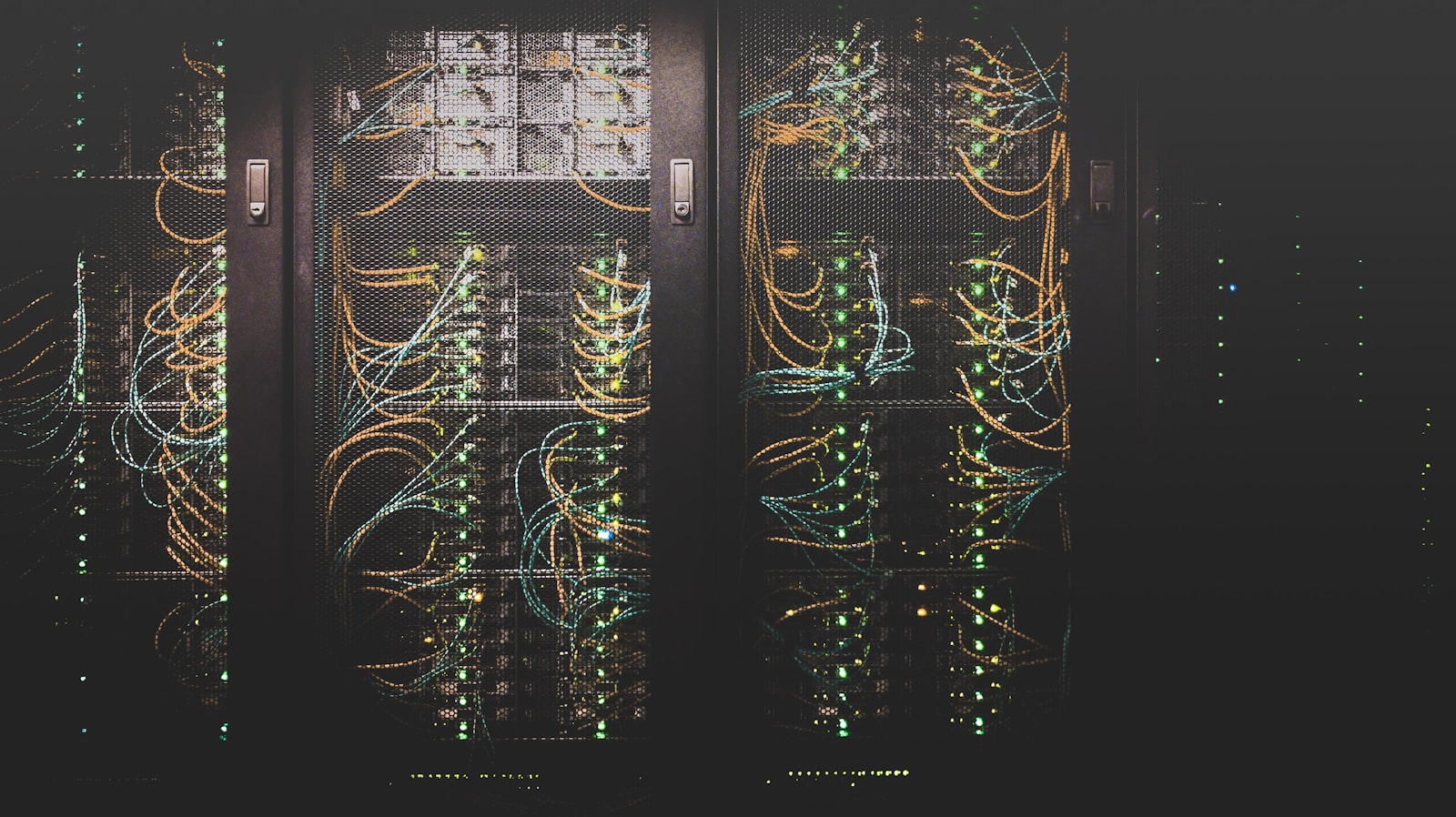Rak server pusat data sebagai ilustrasi infrastructure as code dengan Terraform